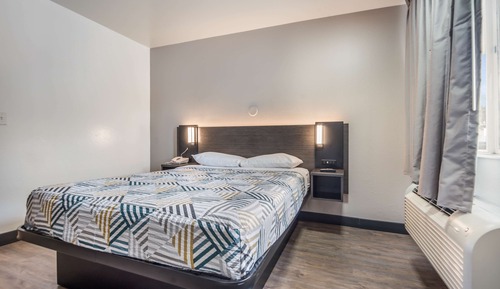 Deluxe Room, 1 Queen Bed, Non Smoking, Refrigerator & Microwave