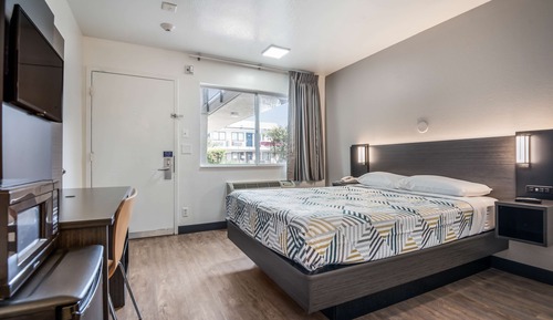 Deluxe Room, 1 Queen Bed, Smoking, Refrigerator & Microwave