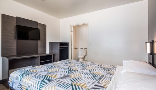 Standard Room, 1 Queen Bed, Accessible, Non Smoking