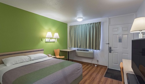 Deluxe Room, 1 Queen Bed, Non Smoking, Refrigerator & Microwave