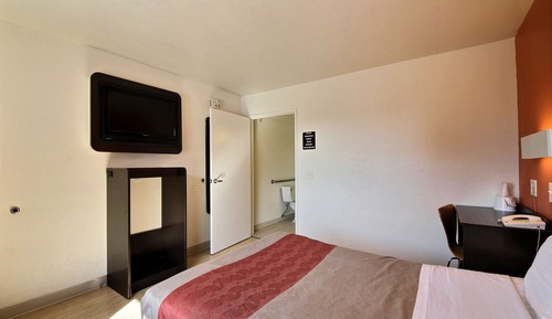 Deluxe Room, 1 Queen Bed, Non Smoking, Refrigerator