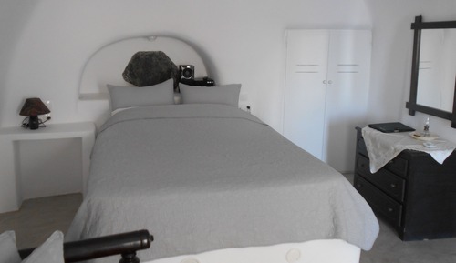 House (Cave, indoor jetted tub)