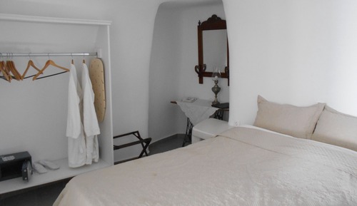 House, Jetted Tub (Cave)