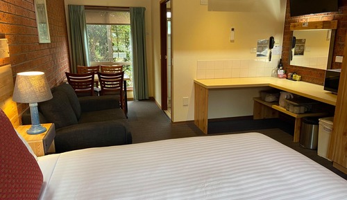 Townhouse Room - Queen and 3 Singles