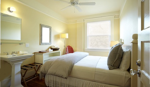 Standard Room, 1 Queen Bed, Shared Bathroom