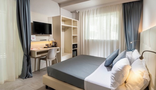 Basic Room, 1 King Bed, Accessible, Courtyard View