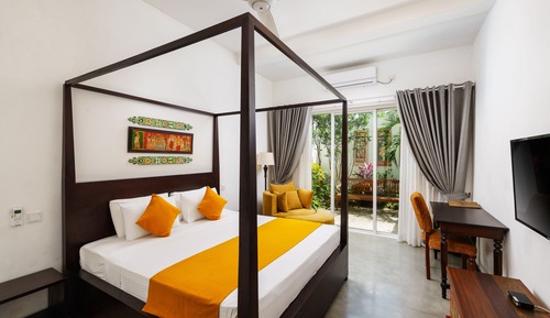 Junior Suite, 1 King Bed, Private Bathroom, Poolside
