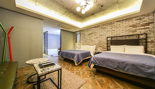 Family Twin Room (2)