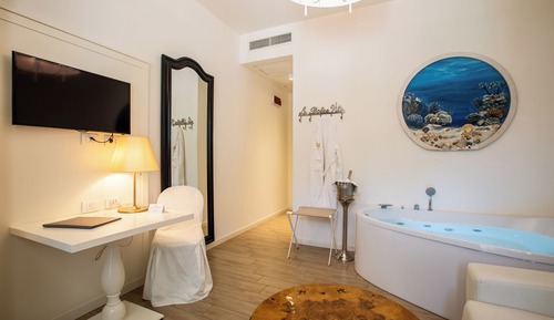 Junior Suite, Jetted Tub