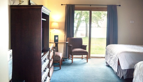Cedar Lodge Lakeview Room