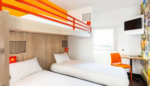 Room, 3 Twin Beds (Break)