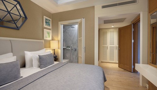 Swim-up Deluxe Family Suite