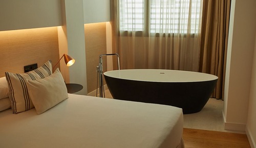 Superior Double Room, Bathtub