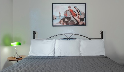 Private Room w/King Bed & Private Ensuite Bathroom