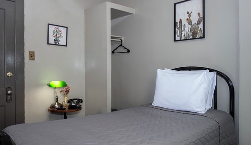 Hostel Room Twin Bed w/Shared Bathroom in Hallway