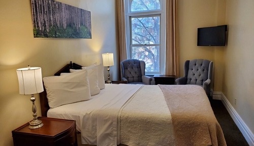 Room 14 - 1 Queen Bed