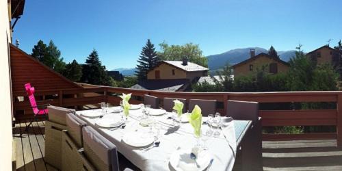 Apartment with Mountain View