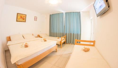 Quadruple Room with Private Bathroom