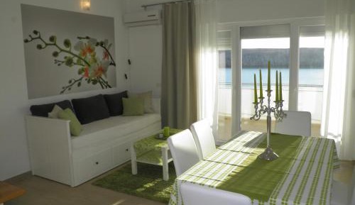 Deluxe Two-Bedroom Apartment