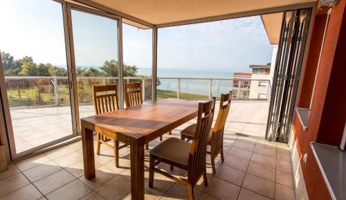 Three-Bedroom Penthouse Apartment with Lake View and Balcony