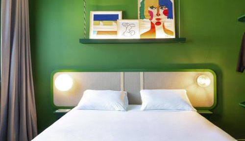 Pop Room with One Double Bed