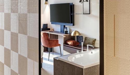 Junior King Suite with Balneo Bathtub and River View - Terrace Access