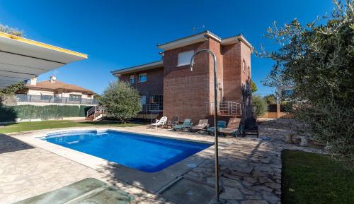 Villa with Garden View