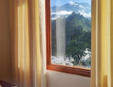 Deluxe Double Room (2 Adults + 1 Child)