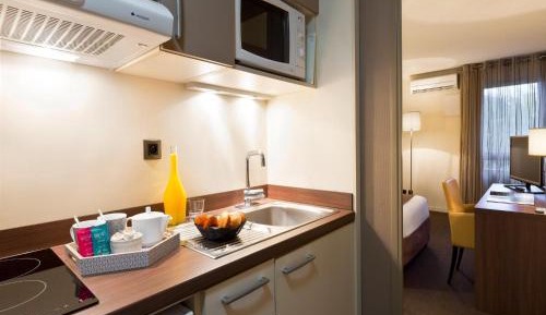 One-Bedroom Hotel 