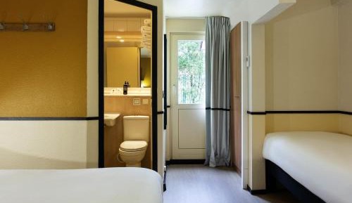 Pop Room with One Double Bed and One Single Bed