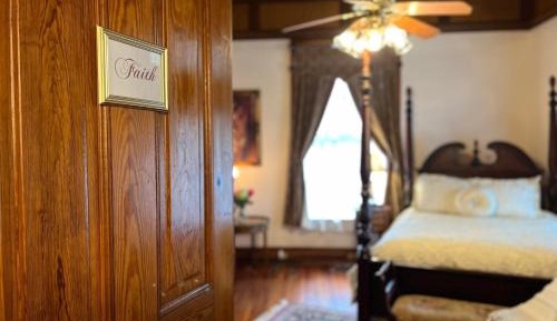 Deluxe Queen Suite