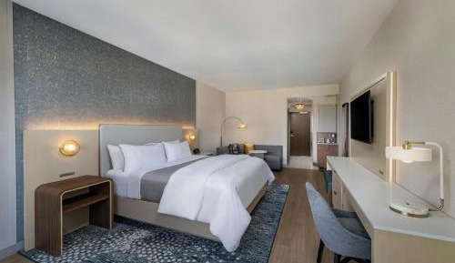 Traditional King Room with Adapted Tub - Mobility and Hearing Accessible