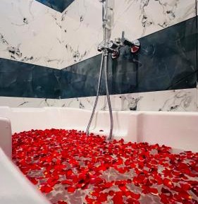 Queen Room with Spa Bath