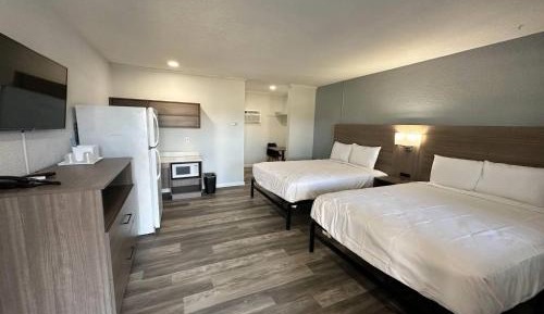Efficiency Suite One King Two Queen Beds Nonsmoking