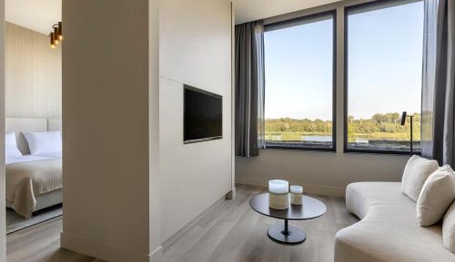 Suite with Lake View