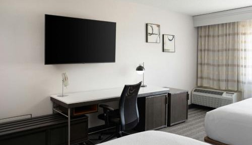 Queen Room with Two Queen Beds and Adapted Tub - Mobility Accessible