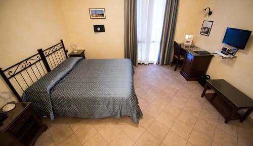 Deluxe Double Room (2 Adults + 1 Child)