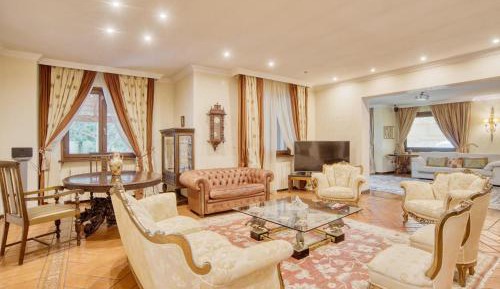 Five-Bedroom Holiday Home