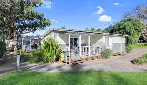 Three-Bedroom Cottage with Garden View - Spa Bath
