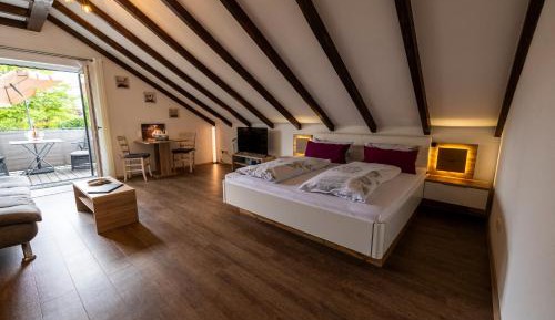 Superior One-Bedroom Apartment with Balcony
