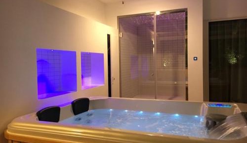 Suite with Hot Tub