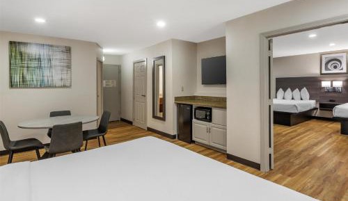 Family Suite with One King Bed, Two Queen Beds and One Sofa Bed /Non-Smoking