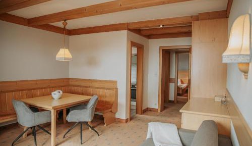Two-Bedroom Apartment with Shower 