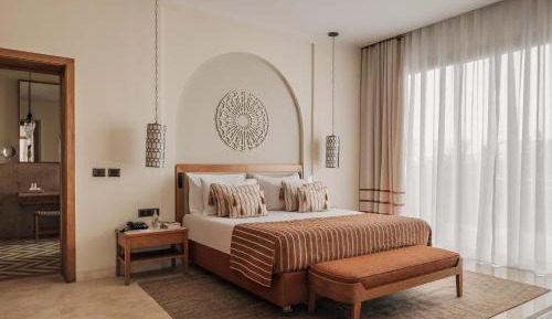 Deluxe, King or Twin Bed, Pool View