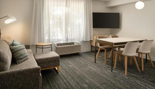 One-Bedroom Queen Suite