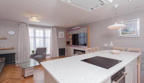 Four-Bedroom Deluxe Apartment