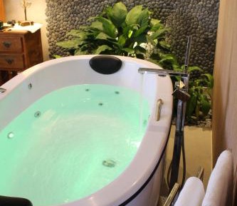 Queen Suite with Spa Bath