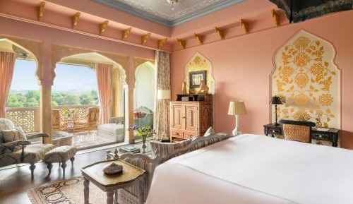 One-Bedroom King Suite with Plunge Pool
