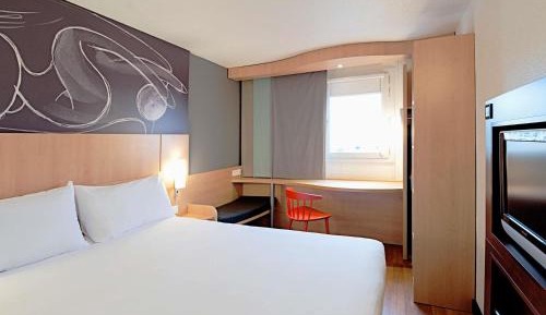 Standard Room with Double Bed and Twin Beds
