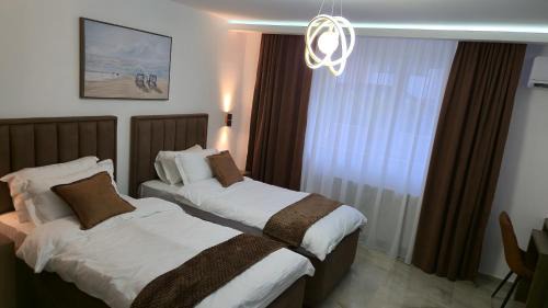Room #1373152605